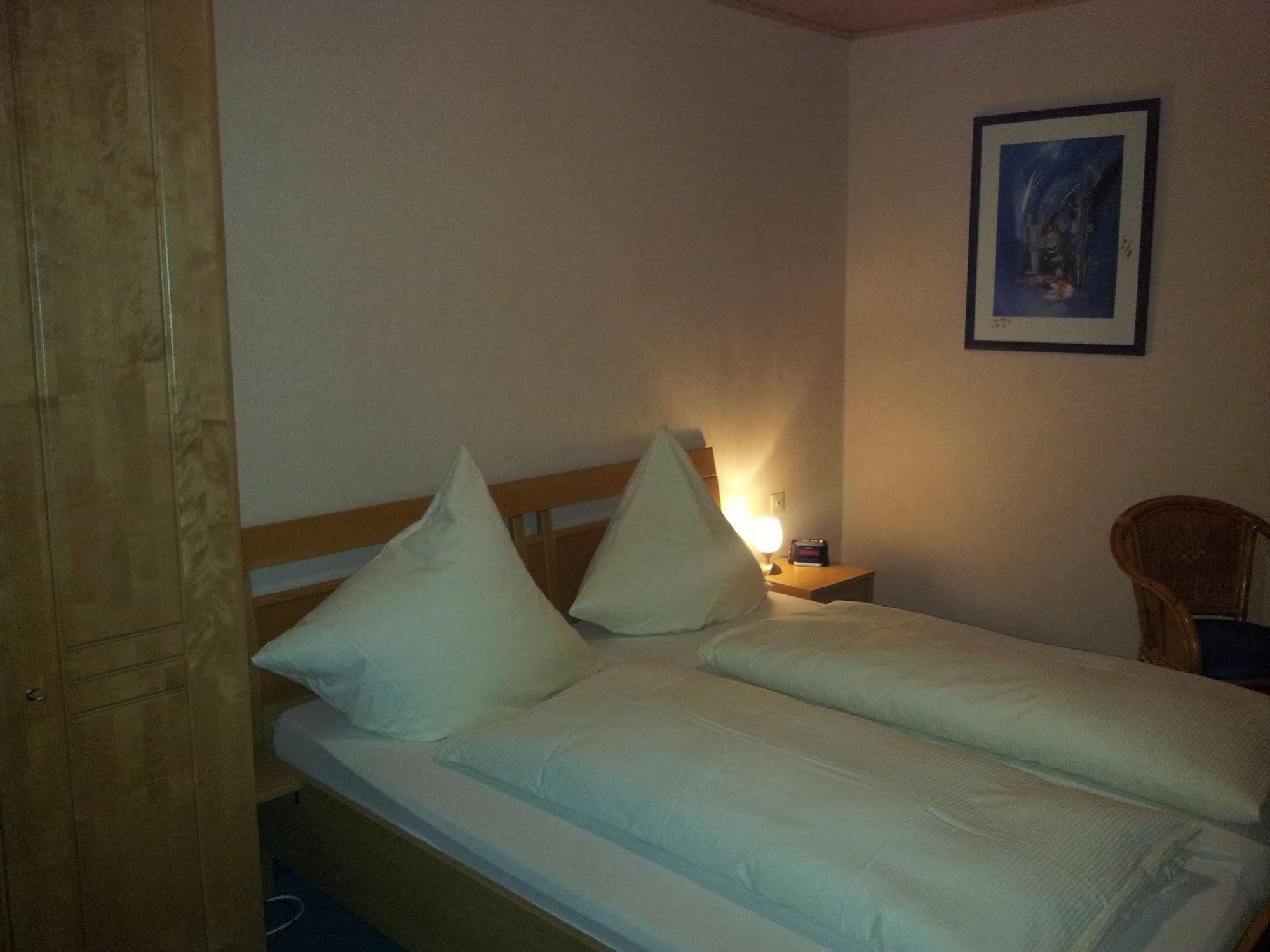Hotel Zur Winzergenossenschaft Эрнст Экстерьер фото